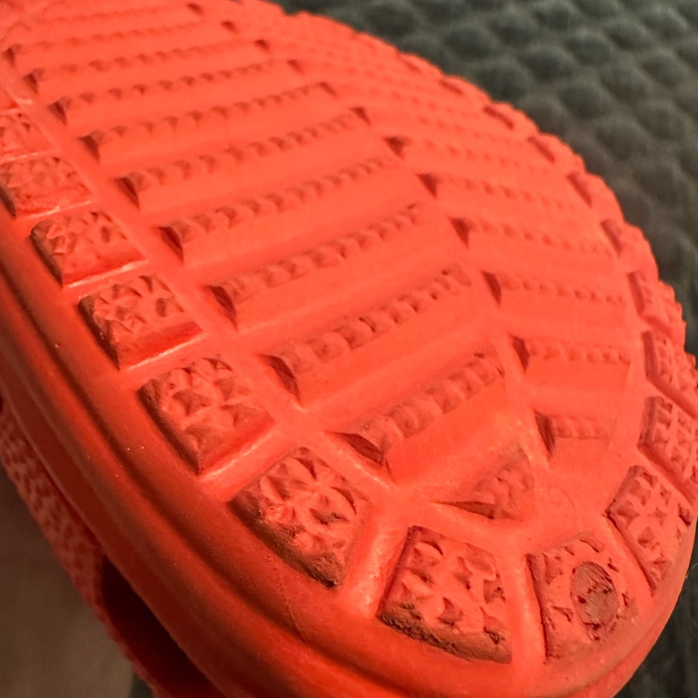 Red crocs - Picture 9 of 14